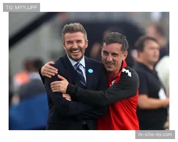 曼联名宿内维尔指出，球队在控球时缺乏有效向前的手段